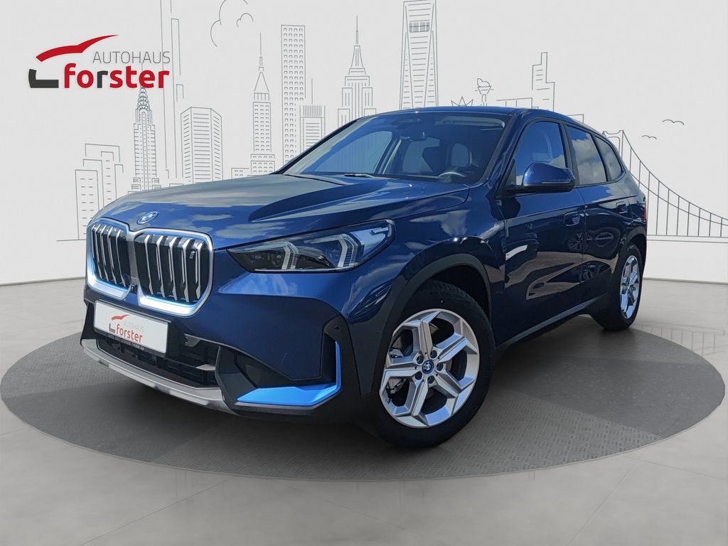 BMW iX1 30 xDrive AHK PanoDach ACC HUD