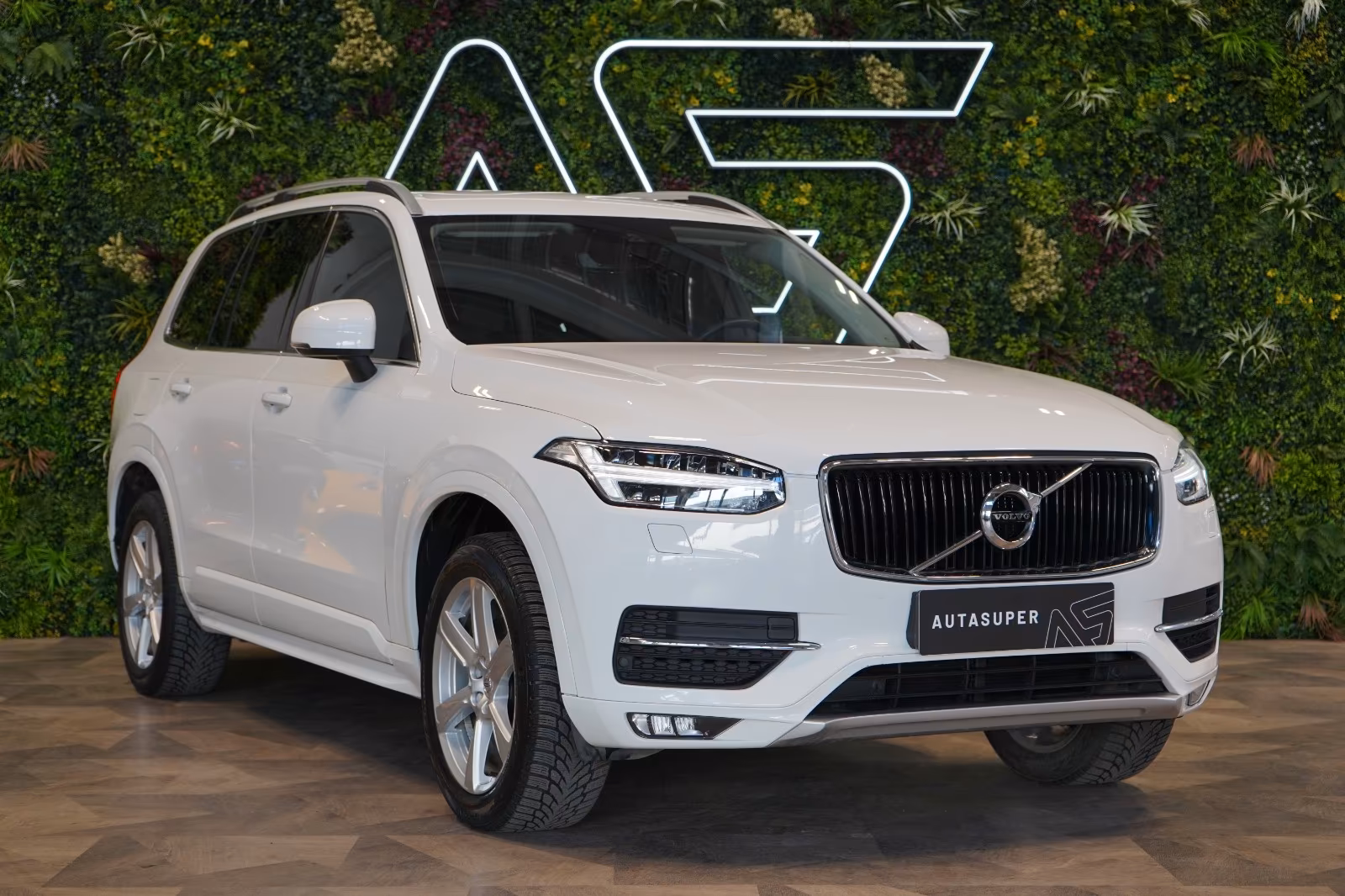 Volvo XC90 D5*AWD*MOMENTUM*LED*CARPLAY*CZ*27.190€NETTO