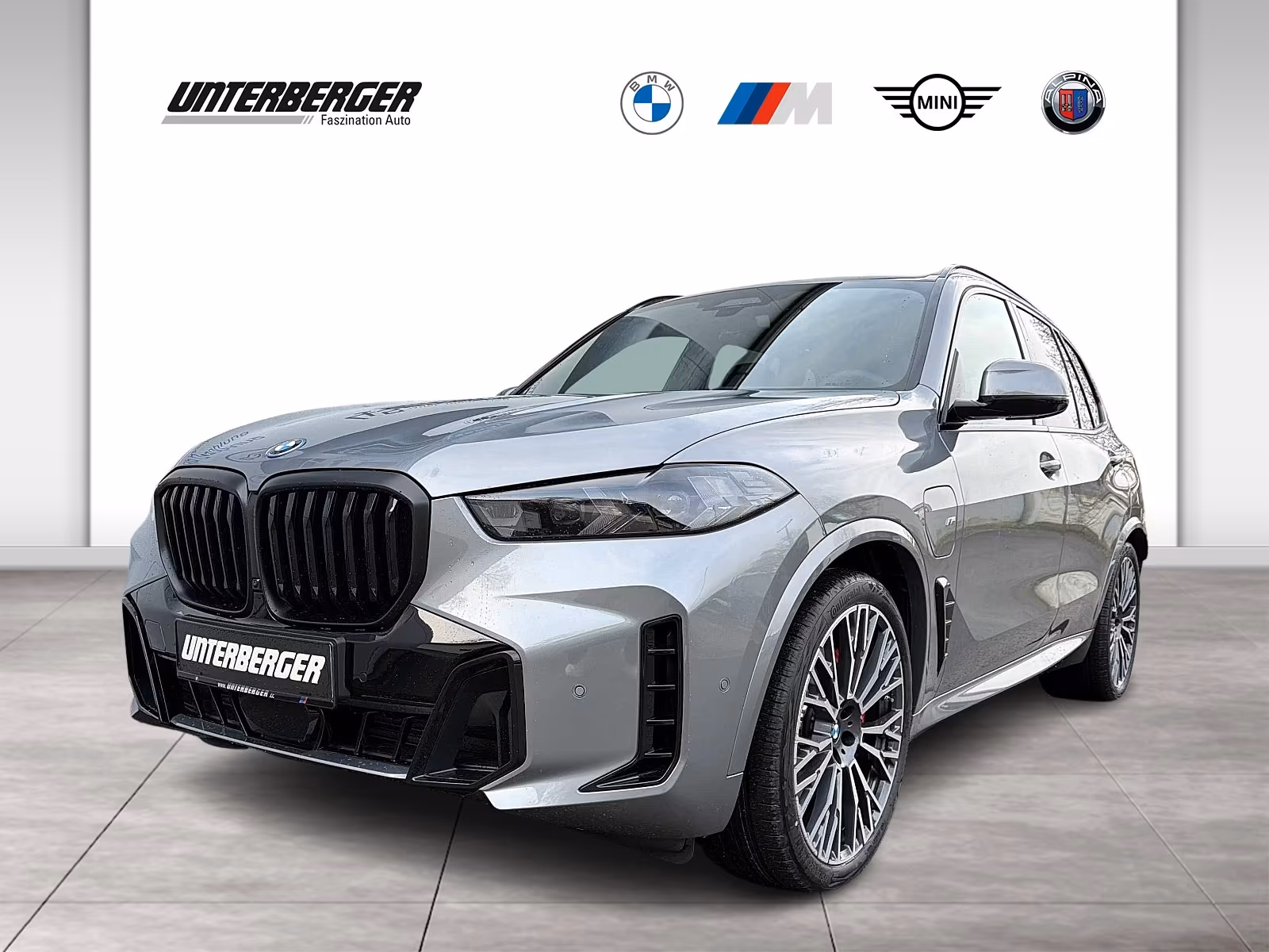 BMW X5 xDrive50e M Sport PRO 22″ AHK Iconic Glow Pan