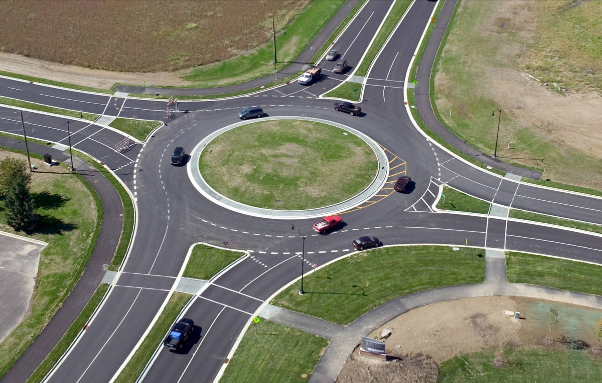 Sens giratoriu: reguli de circulație pe care trebuie să le cunoști